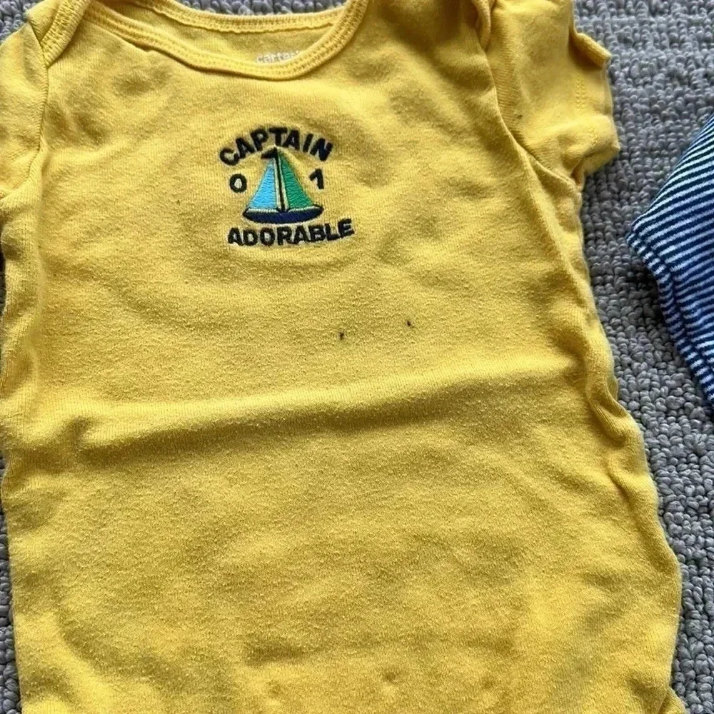 Bundle of 6 pieces of baby clothings size 9 months old bodysuits/footsies